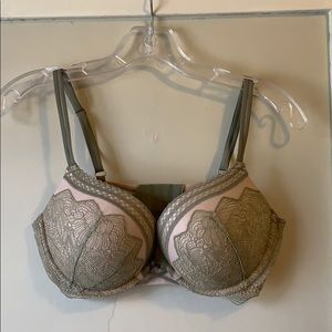 NWOT Victoria’s Secret Very Sexy push-up bra.